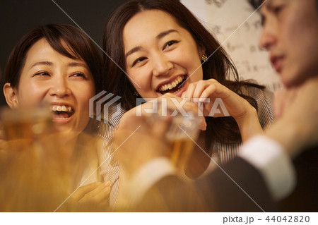 お酒を飲む社会人 44042820
