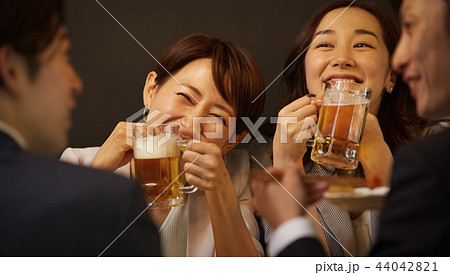 お酒を飲む社会人 44042821