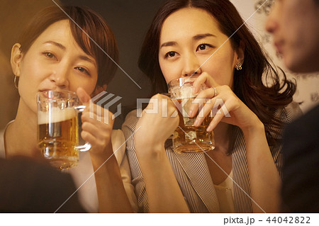 お酒を飲む社会人 お酒を飲む社会人 44042822