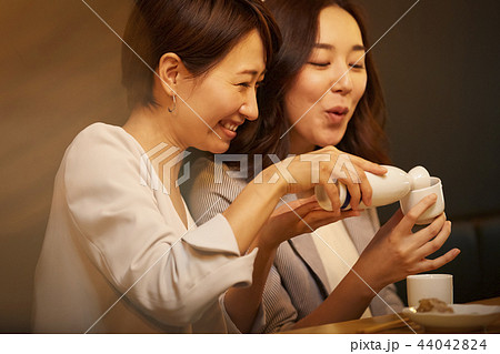 お酒を飲む社会人 お酒を飲む社会人 44042824