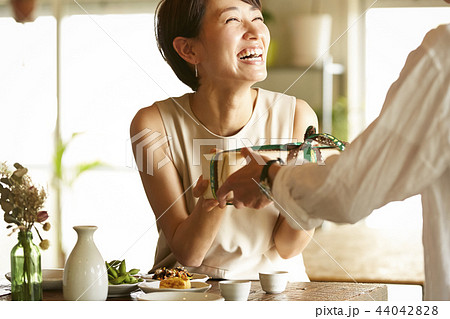 プレゼントを渡すカップル 44042828