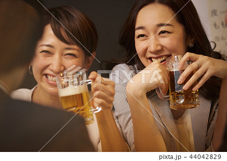 お酒を飲む社会人 44042829