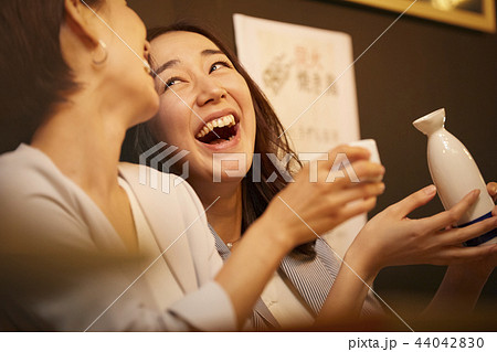 お酒を飲む社会人 44042830