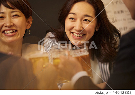 お酒を飲む社会人 44042832