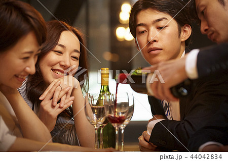 お酒を飲む社会人 44042834