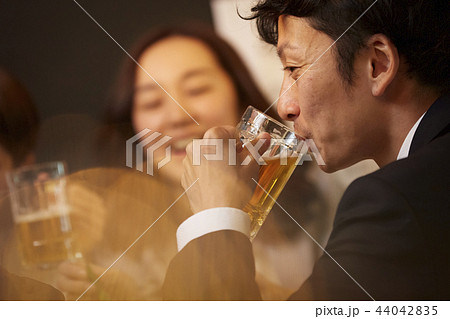 お酒を飲む社会人 44042835