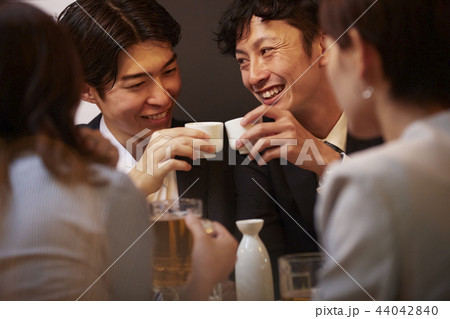 お酒を飲む社会人 お酒を飲む社会人 44042840
