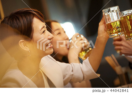 お酒を飲む社会人 お酒を飲む社会人 44042841