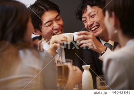 お酒を飲む社会人 44042845