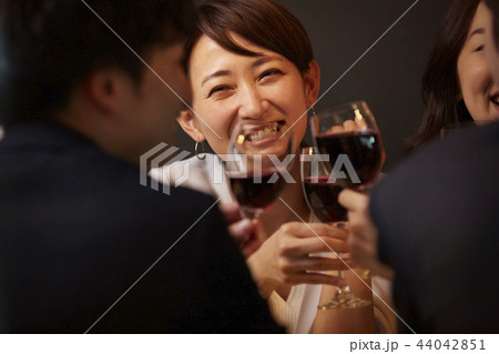 お酒を飲む社会人 お酒を飲む社会人 44042851