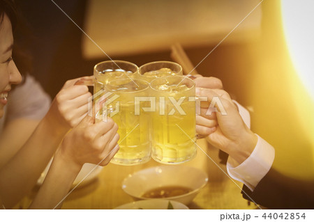 お酒を飲む社会人 44042854