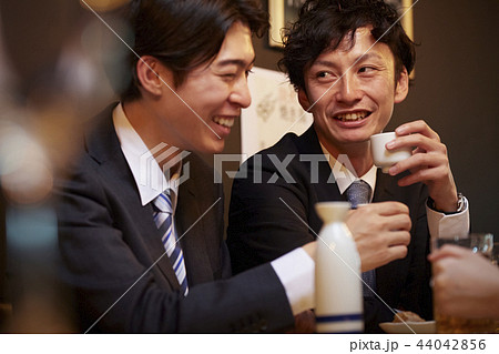 お酒を飲む社会人 お酒を飲む社会人 44042856