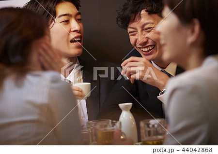 お酒を飲む社会人 お酒を飲む社会人 44042868