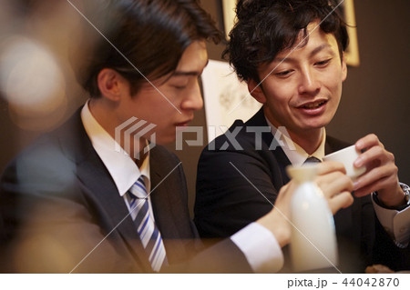 お酒を飲む社会人 お酒を飲む社会人 44042870