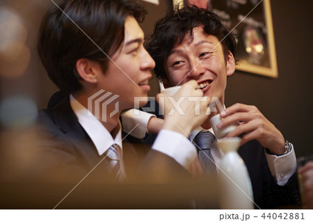 お酒を飲む社会人 44042881