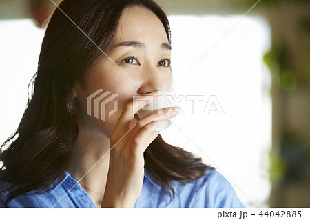 部屋でお酒を飲む女性 部屋でお酒を飲む女性 44042885