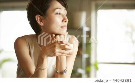 部屋でお酒を飲む女性 部屋でお酒を飲む女性 44042891