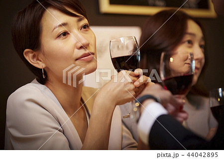 お酒を飲む社会人 44042895