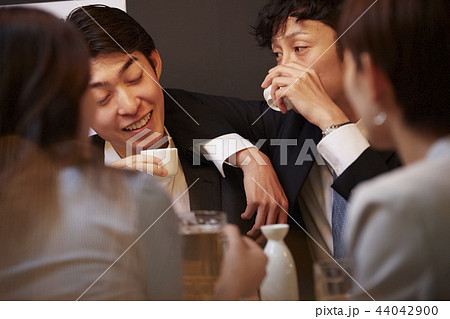 お酒を飲む社会人 お酒を飲む社会人 44042900