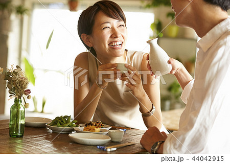 部屋でお酒を飲む男女 44042915