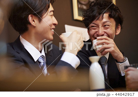 お酒を飲む社会人 お酒を飲む社会人 44042917