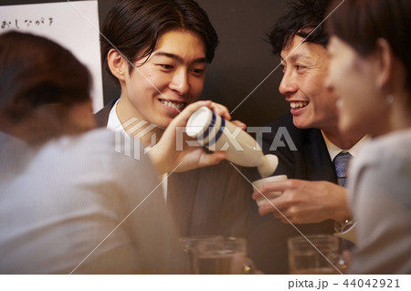 お酒を飲む社会人 44042921