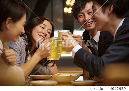 お酒を飲む社会人 お酒を飲む社会人 44042929