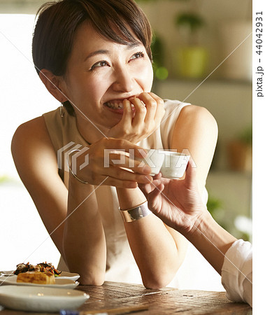部屋でお酒を飲む男女 部屋でお酒を飲む男女 44042931