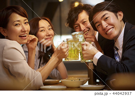 お酒を飲む社会人 44042937