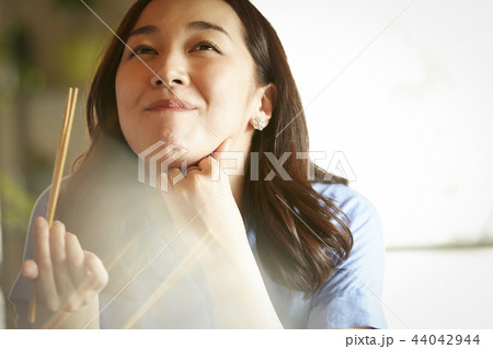 食事をする女性 44042944