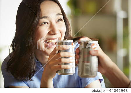 部屋でお酒を飲む男女 44042948