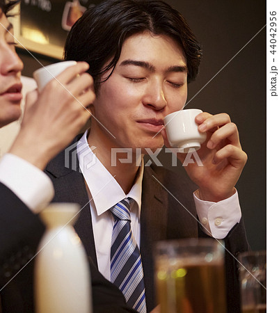 お酒を飲む社会人 44042956