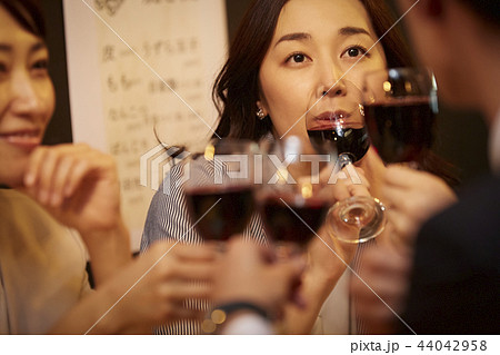 お酒を飲む社会人 44042958