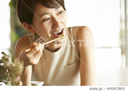 食事をする女性 44042963