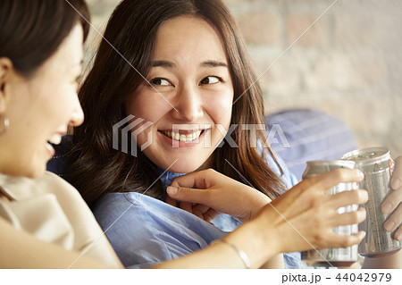 ホームパーティーを楽しむ人々 44042979