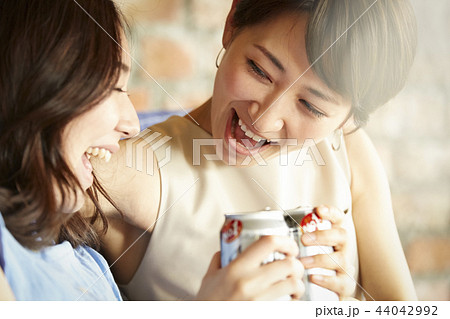 ホームパーティーを楽しむ人々 44042992