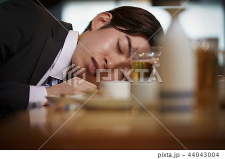 お酒を飲む社会人 お酒を飲む社会人 44043004