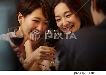 お酒を飲む社会人 44043009