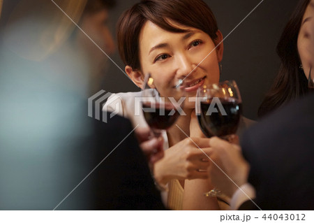 お酒を飲む社会人 44043012
