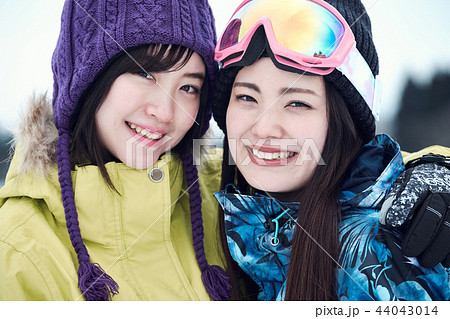 スキー場の女性 44043014