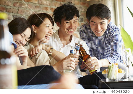 ホームパーティーを楽しむ人々 44043020