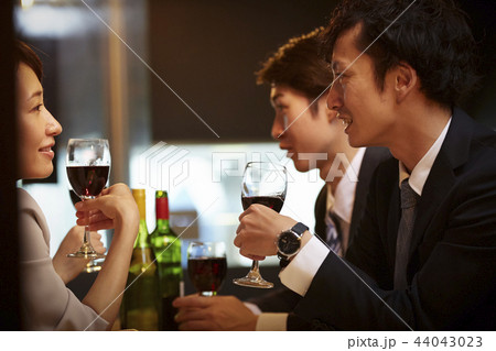 お酒を飲む社会人 お酒を飲む社会人 44043023