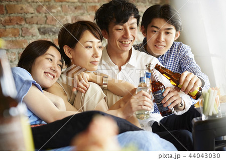 ホームパーティーを楽しむ人々 ホームパーティーを楽しむ人々 44043030