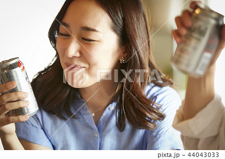 部屋でお酒を飲む男女 44043033