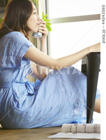 部屋でお酒を飲む女性 部屋でお酒を飲む女性 44043060