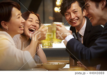 お酒を飲む社会人 お酒を飲む社会人 44043069