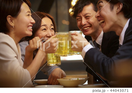 お酒を飲む社会人 44043071