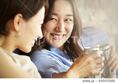 ホームパーティーを楽しむ人々 44043086