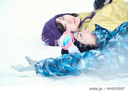 スキー場の女性 44043087