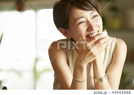 部屋でお酒を飲む女性 44043088